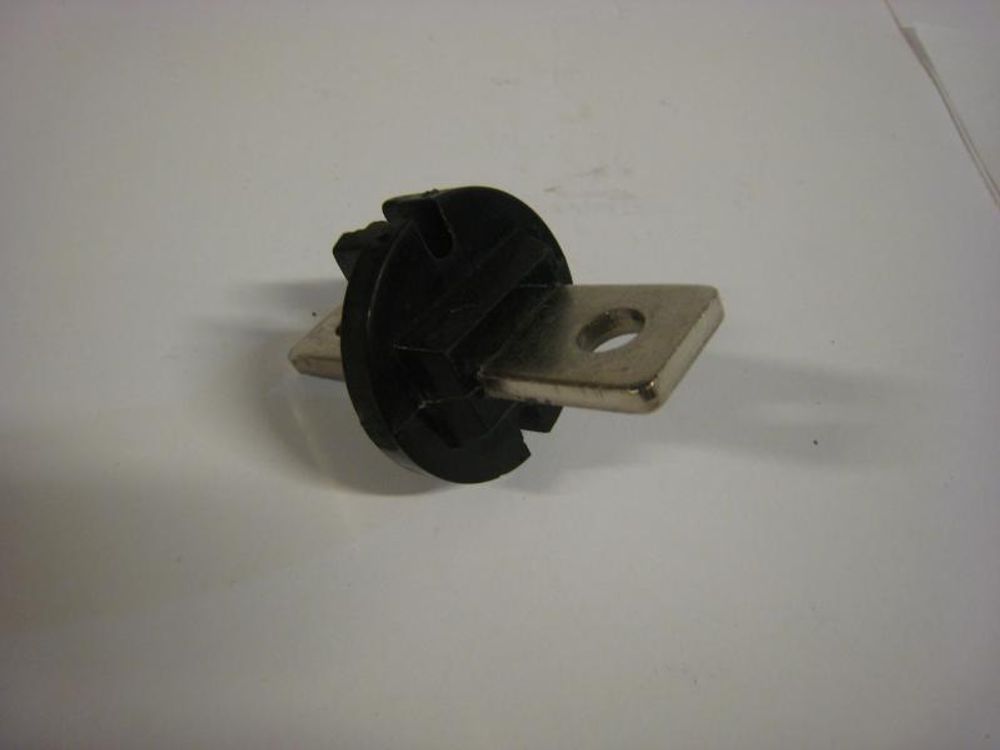 Изолятор силового кабеля на входе в подающий механизм