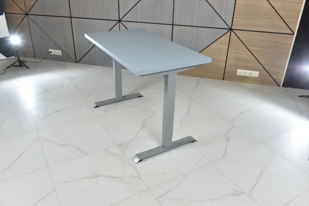 Регулируемый компьютерный стол Bazalt с регулировкой по высоте — столешница МДФ Серый