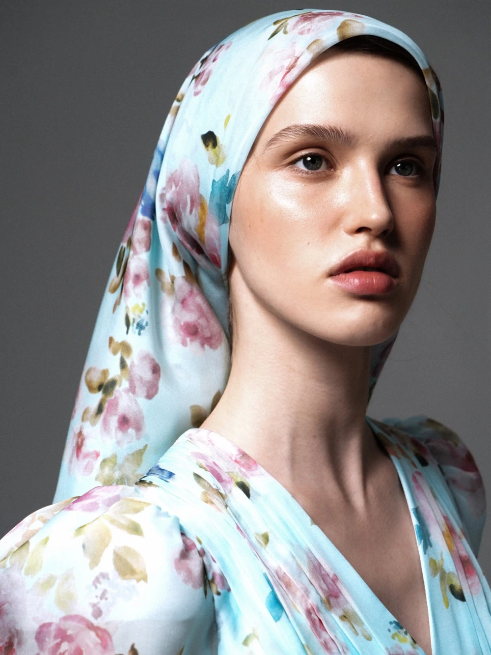 Летиция (Leticia), косынка из голубого шифона с цветочным принтом