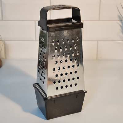 Терка 4-х гранная с пластмассовой ручкой и пластмассовым контейнером 450мл, 11*8,5*27см