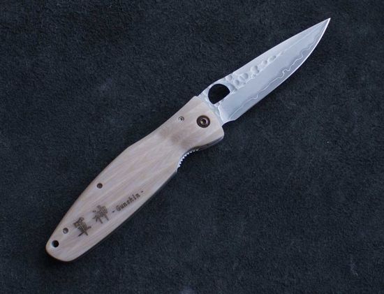 Складной нож Mcusta Senguoku Kenshin Uesugi c клинком из стали SPG2 San Mai, рукоять Micarta