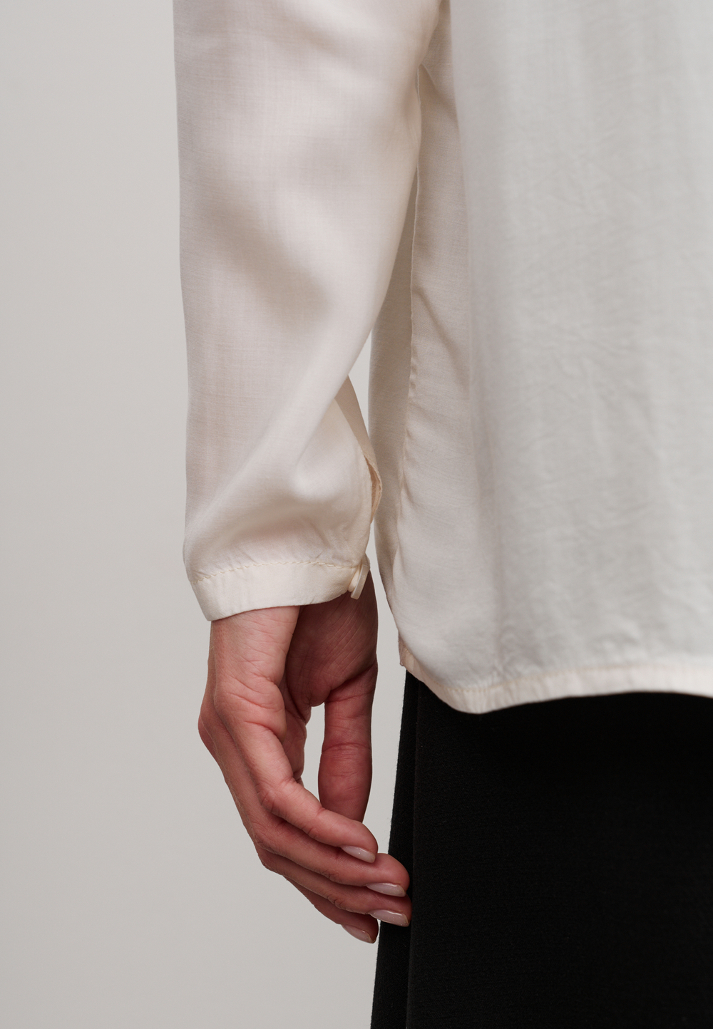 Блуза с черной планкой, молочная