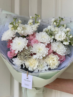 Букет из кустовой пионовидной розы, хризантемы и кустовой маттиолы