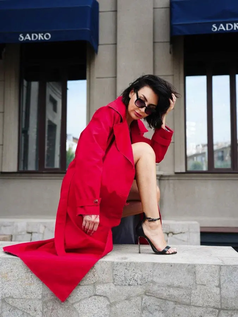 Тренч в ягодном с оригинальной обработкой