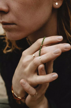 браслет из зеленого агата с красной кистью