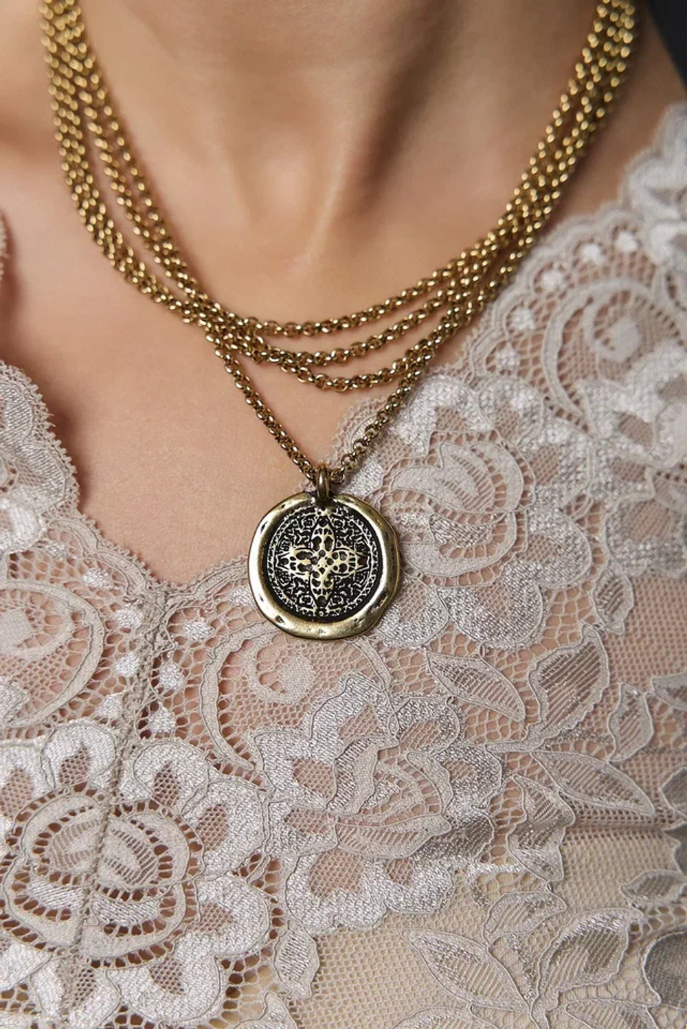 Колье монета этника на многослойной цепочке ролло, оттенок золото антик