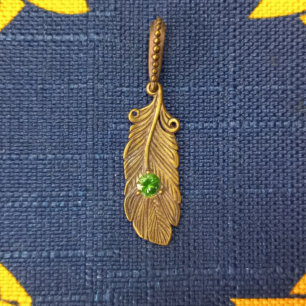 Подвеска. Перо Жар-Птицы с камнем