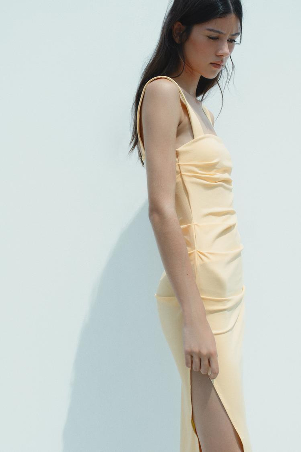 ZARA ПЛИССИРОВАННОЕ ПЛАТЬЕ МИДИ, ЖЕЛТЫЙ