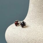 Пусеты Закрытый бутон с вишневым янтарем