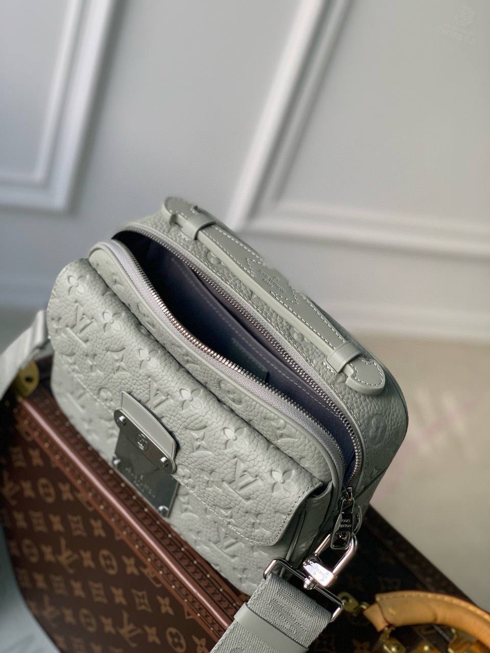Сумка через плечо Louis Vuitton S-Lock