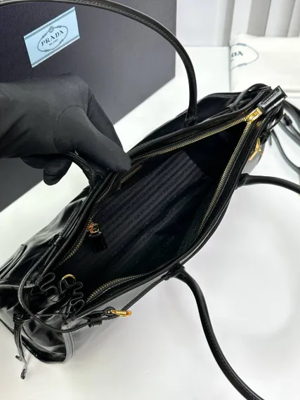 Кожаная большая сумка Prada Bonnie