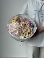 Букет из гортензии, хризантемы, диантусов, маттиолы и кустовых пионовидных роз