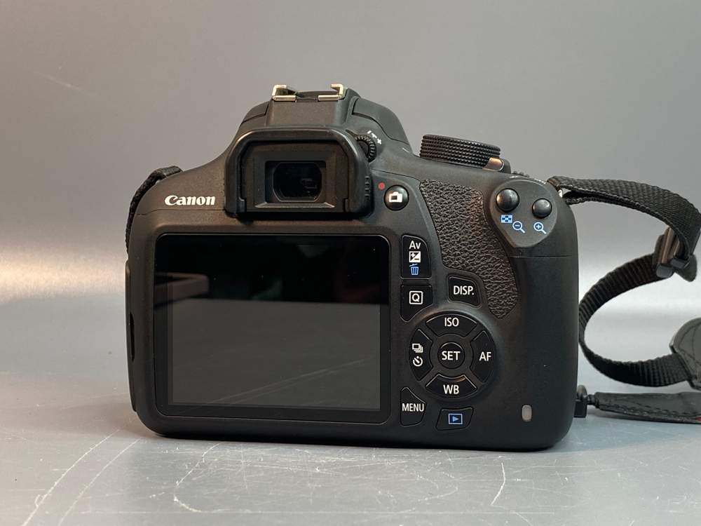 Canon 1200D kit 18-55mm 3.5-5.6 III 10.000 кадров