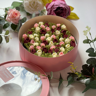 Букет из тюльпанов в премиум-коробе – элегантность и вкус в одном подарке