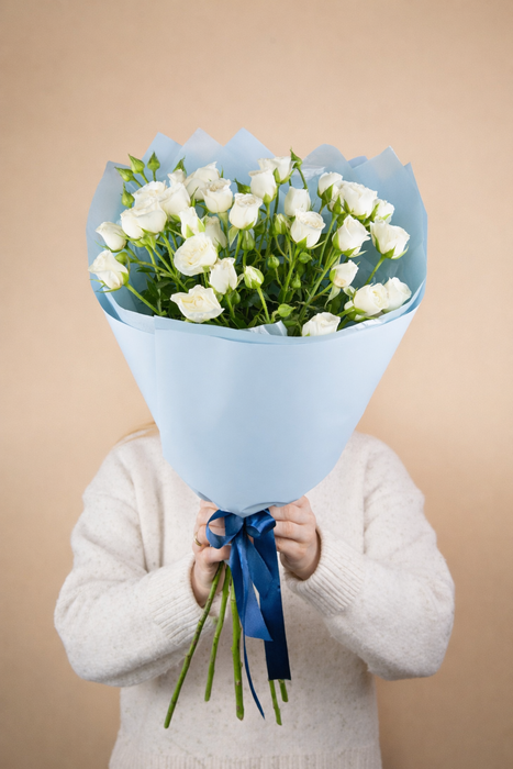 Букет из кустовой розы "Сноу Блоссомс" (в упаковке)