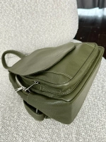 Женский городской рюкзак из натуральной кожи цвет оливковый