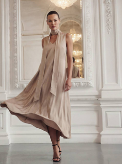 Серо-бежевое платье на широких бретелях с поясом