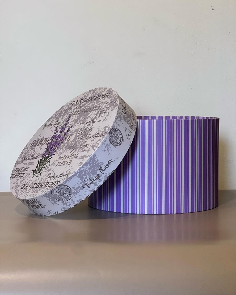 Короткая круглая коробка 22,5 см . Цвет:  лаванда. Розница 350 рублей .