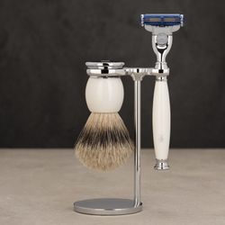 Бритвенный набор MUEHLE SOPHIST, фарфор, барсучий ворс высшей категории Silvertip, бритва Mach3 (S 93 P 84 M3)