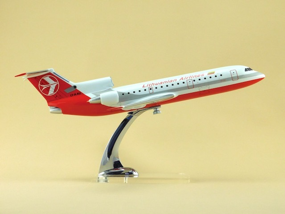 Модель самолета Як-42 (М1:100,  Lithuanian Airlines)