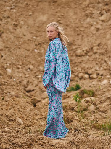 Розово-голубой костюм-двойка с принтом