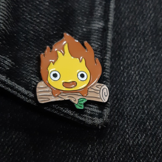 Значок металлический Кальцифер на бревне, р-р 3х2,8см