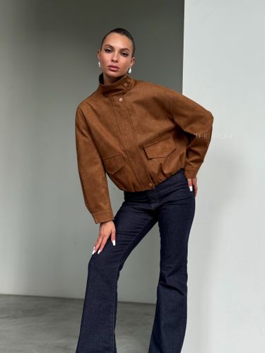 Коричневый бомбер из эко-замши