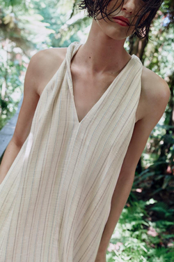 ZARA ДЛИННОЕ ПЛАТЬЕ В ПОЛОСКУ С БЛЕСТЯЩЕЙ НИТЬЮ, ЭКРЮ/ТЕМНО-СИНИЙ