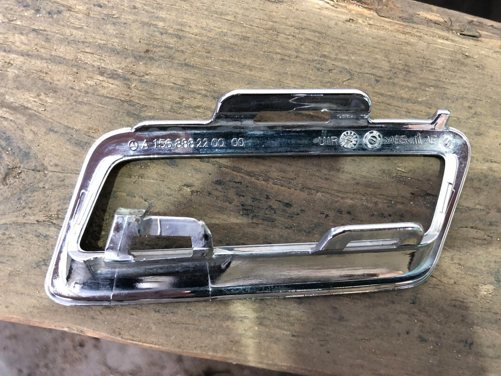 Накладка решетки радиатора Mercedes GLA (X156) 17-20 Б/У Оригинал A1568882200