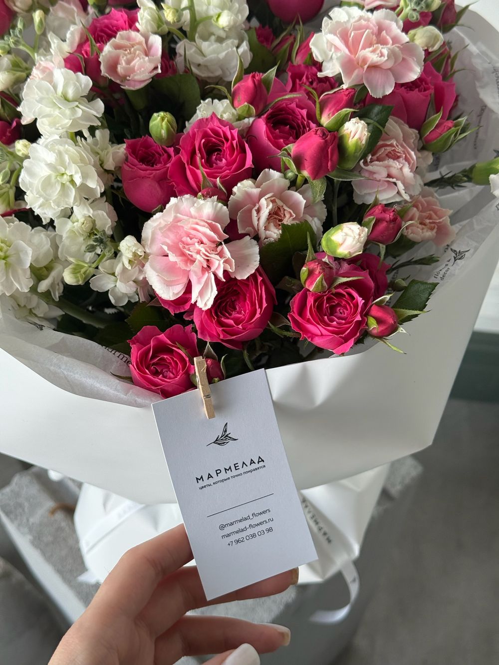 Букет из кустовых динтусов, кустовых роз и маттиолы