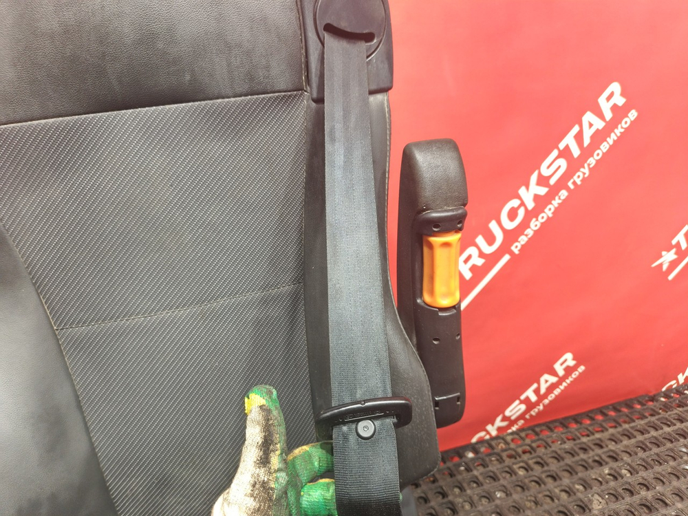 Сиденье переднее левое