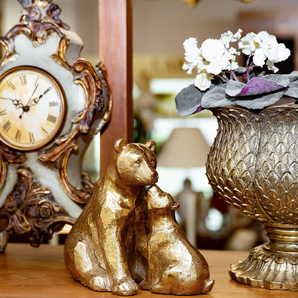 Медвежонок целует маму