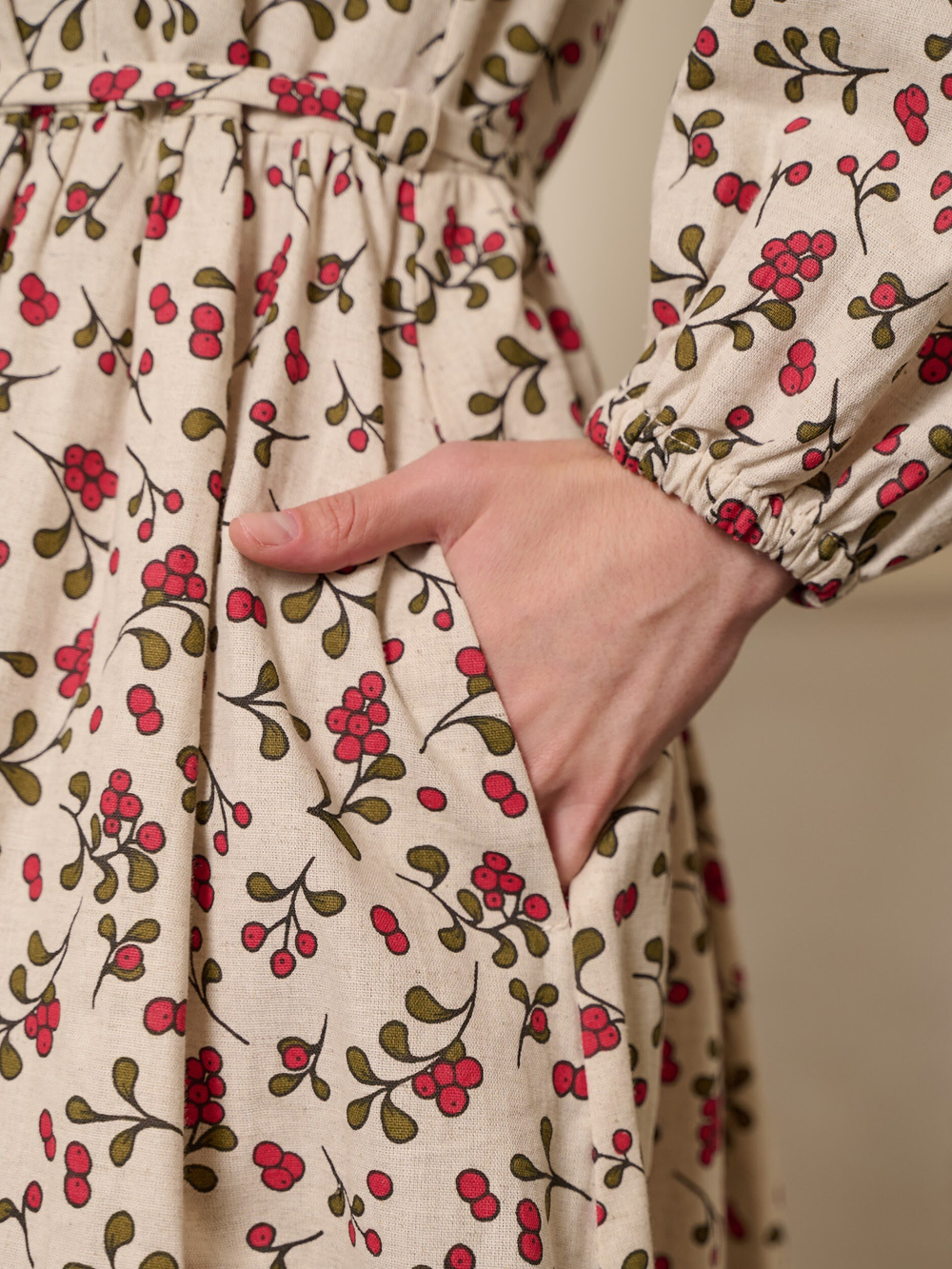 Платье с воротником стойкой