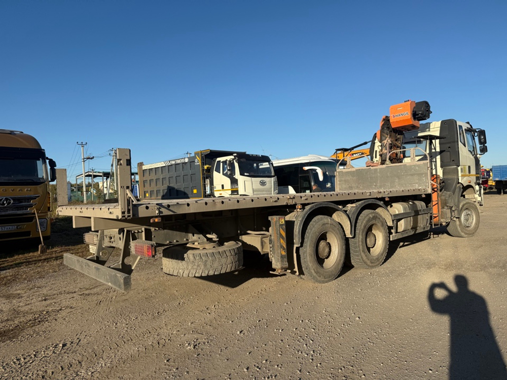 Айсин W0* на шасси FAW CA 3250 6x4 Бортовой с КМУ W0K00 (Дизельный, 8,6 л, 375 л.с., МТ)