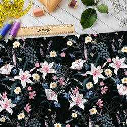 Ткань габардин нарисованные лилии и ромашки на чёрном фоне