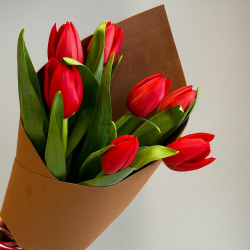 Букет из 7 тюльпанов в крафте