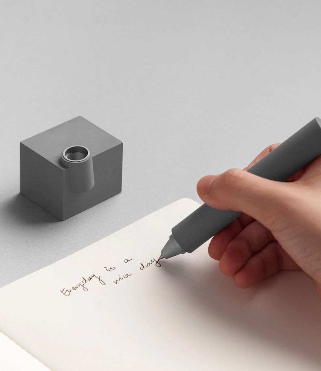 22 studio Merge Desk Pen Original — настольная ручка из бетона