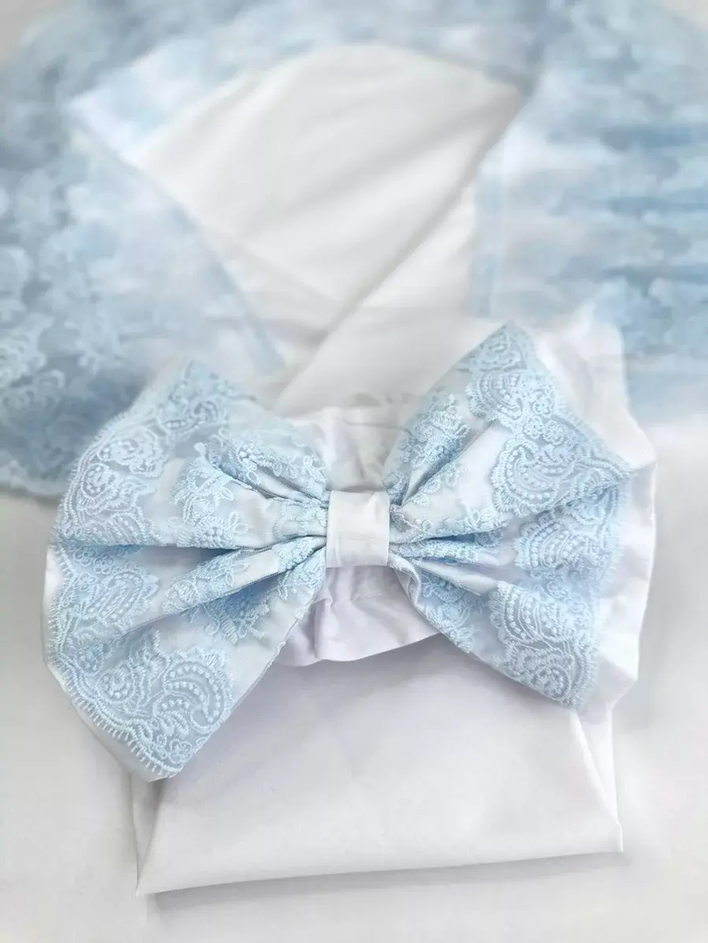 Кружевной уголок и бант на выписку