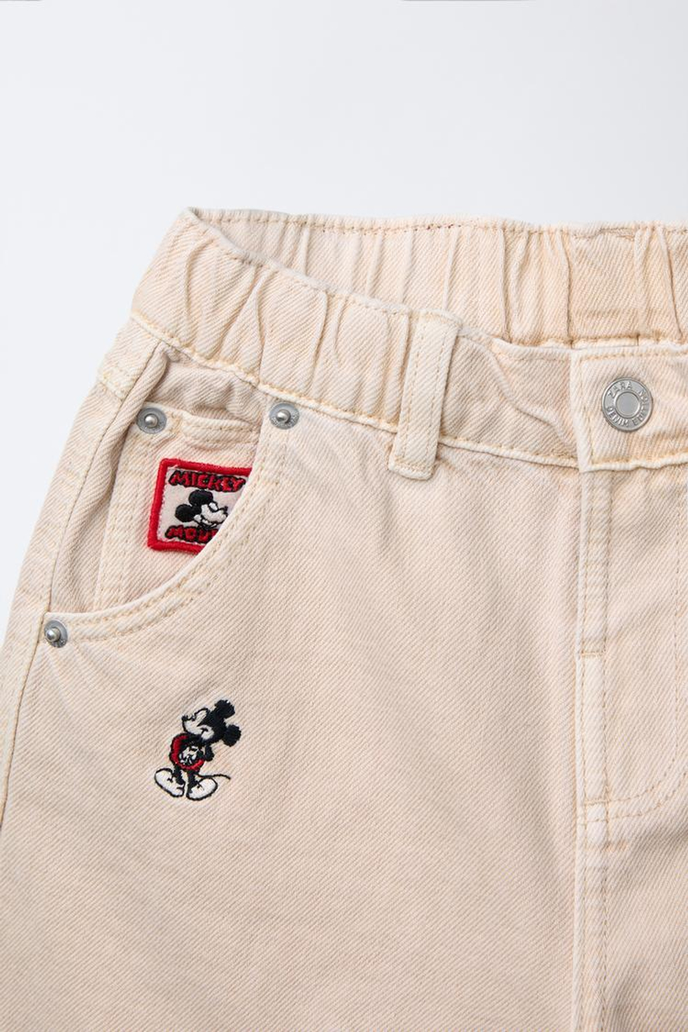 ZARA ДЖИНСОВЫЕ ШОРТЫ С ВЫШИВКОЙ «MICKEY MOUSE © DISNEY, СЛОНОВАЯ КОСТЬ