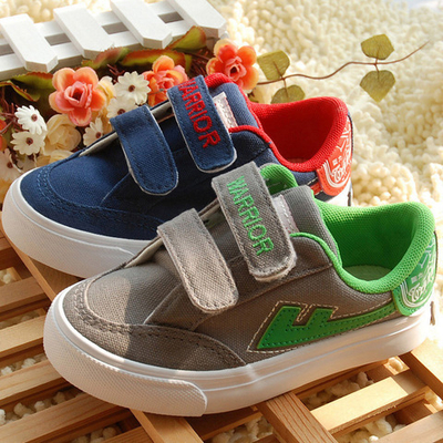 Кеды с застежками-велкро и яркими аппликациями