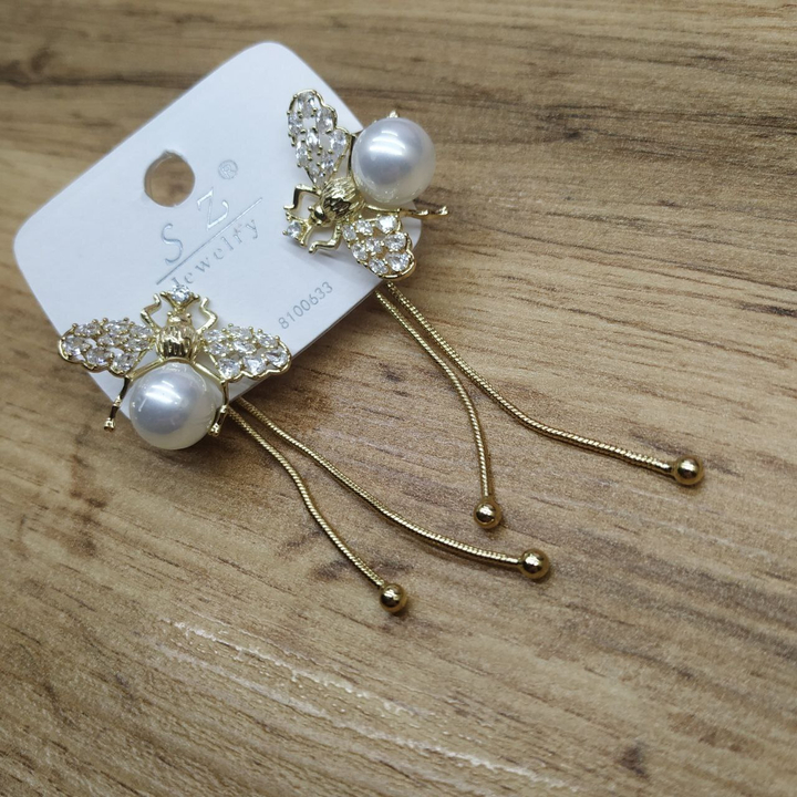 Серьги-гвоздики Шмель с жемчужинкой стразы с цепочками металл золотистый