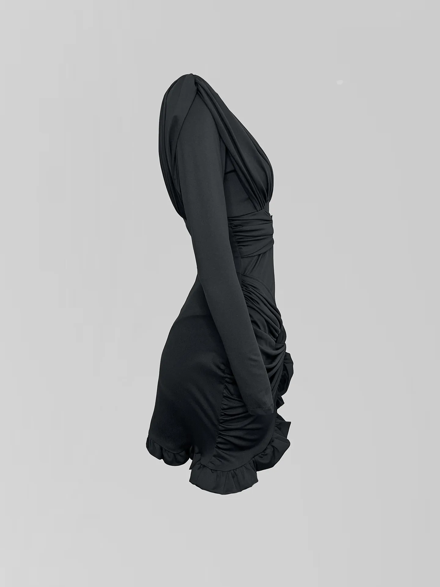 Платье Dzhadagaevs однотонное короткое с перекрученным низом и боди