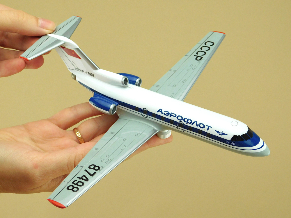 Модель самолета Як-40 (М1:100, Аэрофлот СССР-87498)