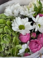 Букет из гортензии, хризантемы, кустовой пионовидной розы и альстромерии