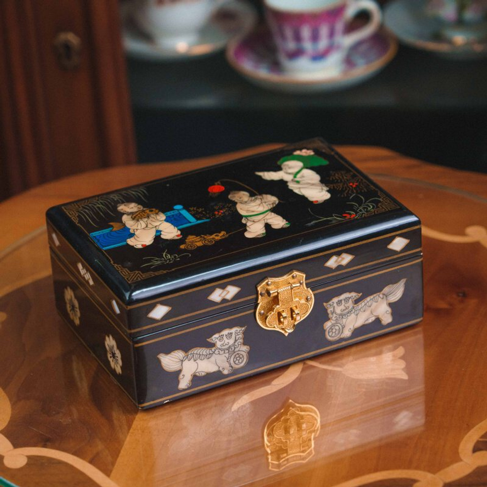 Лаковая шкатулка с инкрустацией и бархатной отделкой