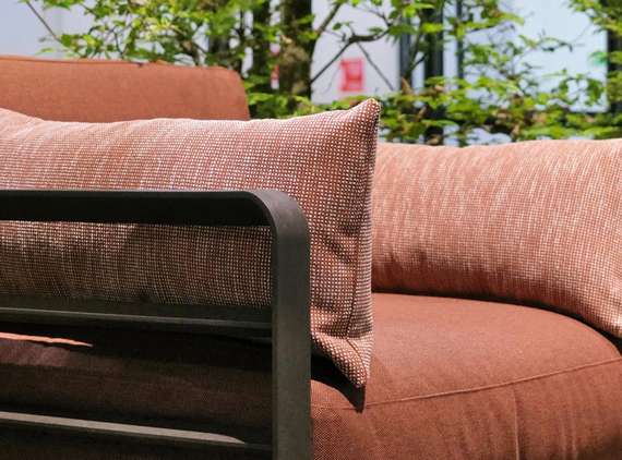 Кресло пластиковое с подушками Maximo Poltrona, терра/корица