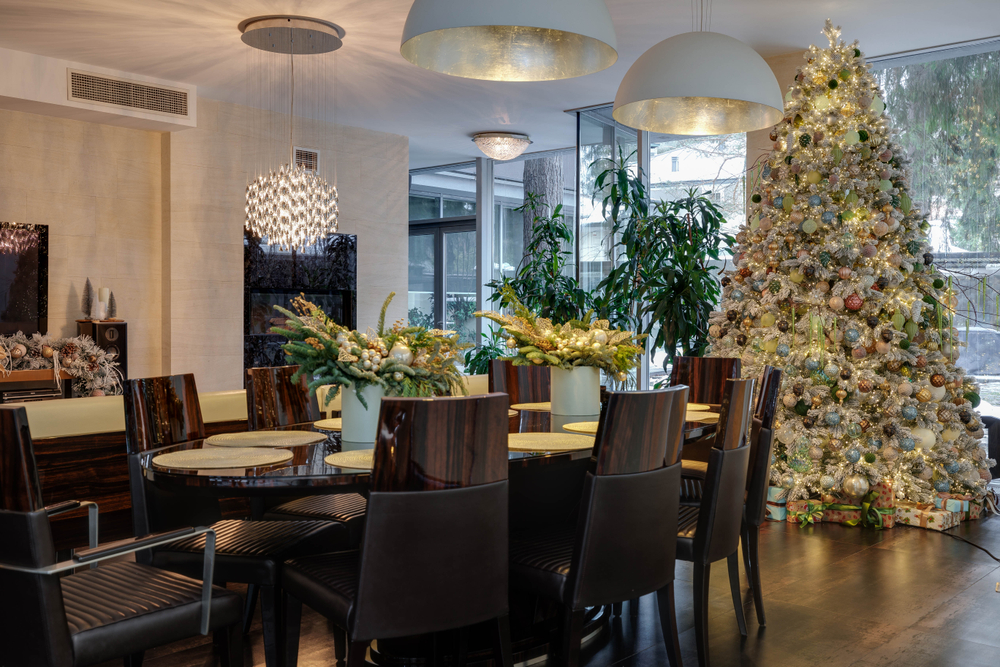 Дизайнерская заснеженная ель "Зимний карнавал"