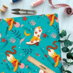 Ткань флис сапоги ковбоя и змеи на бирюзовом фоне