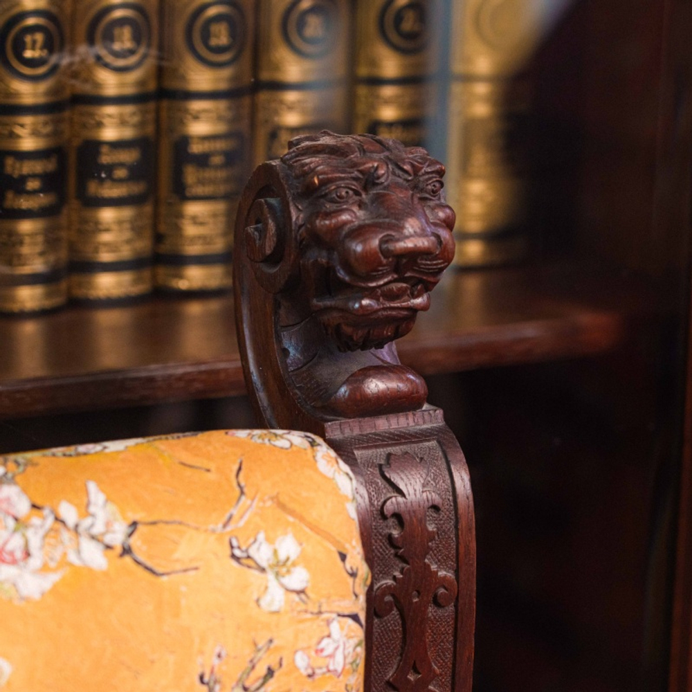 Кресло с львами