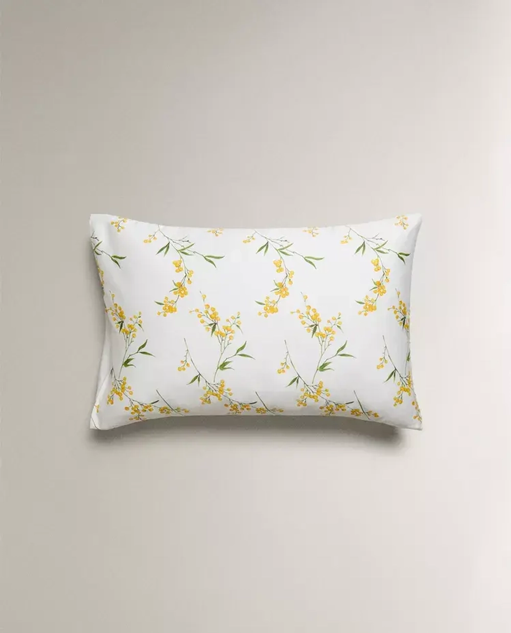 ZARA HOME НАВОЛОЧКА ИЗ САТИНА С ПРИНТОМ «МИМОЗА», ЖЕЛТОВАТО-БЕЛЫЙ